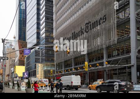 Das New York Times Zeitungshaus in der Eighth Avenue; 40th & 41st Street Außenansicht mit Menschen und Autos auf der Straße Stockfoto