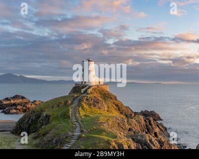 Foto bei Sonnenuntergang mit Blick auf den Leuchtturm TWR Mawr auf der Insel Llandwyn Anglesey North Wales. Stockfoto