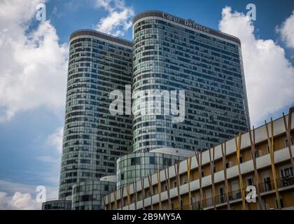 Coeur Défense, eines der vielen modernen Architekturbauten im Pariser Finanzviertel an einem Sommernachmittag. Stockfoto