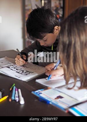 Häuslichen Unterricht und Unterhaltung für Kinder bei Coronavirus Epidemien Stockfoto