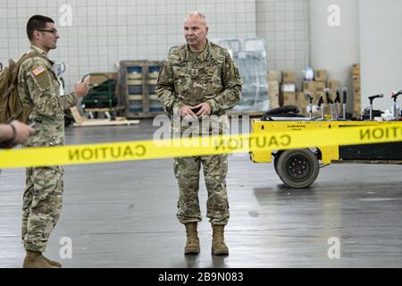 New York, USA. März 2020. Major General Raymond Shields (Center), Kommandeur der Nationalgarde der New Yorker Armee, wird während einer Pressekonferenz auf dem neu eingerichteten Krankenhausgelände gesehen, auf der COVID-19-Patienten am Javits Center in New York, NY, USA am 24. März 2020 behandelt werden. (Foto von Albin Lohr-Jones/Sipa USA) Credit: SIPA USA/Alamy Live News Stockfoto