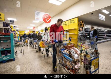 Panic Shopping First Thing heute Morgen in einem Tesco Superstore in South London, Großbritannien. Die Leute werden vorbereitet, als London vor einem Covid-19-Lockdown steht Stockfoto