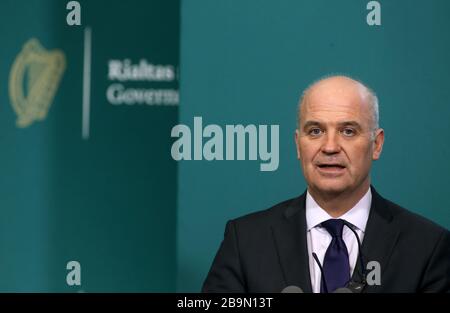 Dublin, Irland. März 2020. Im Bild Chief Medical Officer Dr. Tony Holohan spricht heute Nachmittag mit den Medien im Government Press Center, Regierungsgebäude. Die irische Regierung nimmt medizinische Ratschläge an und rät Menschen, ihre Wohnungen nicht zu verlassen, außer aus Arbeits-, Lebensmittel- oder medizinischen Gründen. Sie verbieten auch mehr als vier Personen, sich zu treffen. Alle Sportveranstaltungen in der Halle werden verboten, sodass keine sportlichen Aktivitäten im Land stattfinden. Foto: Sam Boal/Rollingnews.ie Credit: RollingNews.ie/Alamy Live News Stockfoto