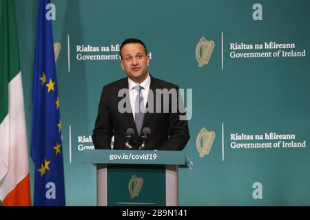 Dublin, Irland. März 2020. Der Taoiseach- und Fine Gael-Führer Leo Varadkar sprach mit den Medien in Regierungsgebäuden, als er von Regierungskollegen dazu beigetreten war, Medien über die neuesten Regierungsmaßnahmen als Reaktion auf Covid-19 zu informieren. Sie raten den Menschen, ihre Wohnung nicht zu verlassen, außer aus Arbeits-, Lebensmittel- oder medizinischen Gründen. Sie verbieten auch mehr als vier Personen, sich zu treffen. Alle Sportveranstaltungen in der Halle werden verboten, sodass keine sportlichen Aktivitäten im Land stattfinden. Foto: Sam Boal/RollingNews.ie Credit: RollingNews.ie/Alamy Live News Stockfoto