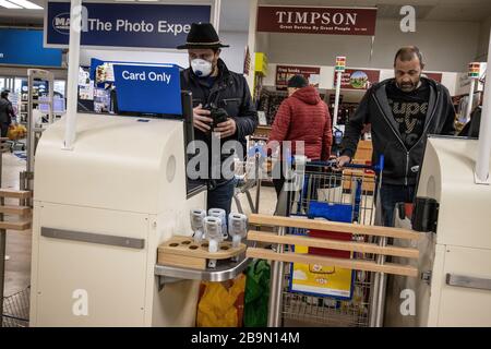 Panic Shopping First Thing heute Morgen in einem Tesco Superstore in South London, Großbritannien. Die Leute werden vorbereitet, als London vor einem Covid-19-Lockdown steht Stockfoto