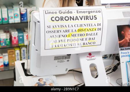 Avetrana, Italien, - Marth 19, 2020. Die Aufschrift in der italienischen Apotheke: Coronavirus, die Entfernung beobachten, mindestens einen Meter bleiben Stockfoto