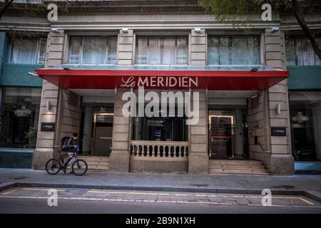 Das Hotel Le Meridien ist während der Zeit der Einschließung geschlossen. Barcelona steht vor seinem zehnten Tag der Einschließung, den die Regierung Spaniens aufgrund der Ausbreitung des Coronavirus verordnet hat. Stockfoto