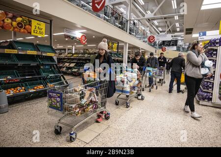 Panik beim Einkaufen am Morgen in einem Tesco Superstore in South London, Großbritannien. Die Leute werden vorbereitet, als London vor einem Covid-19-Lockdown steht Stockfoto