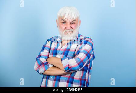 Typisches Opa. Emotional reifer Flusspferd. Aufrichtiger Großelternteil. Pflege von Bart- und Gesichtshaaren. Barbershop Friseursalon Haarschnitt. Graues Haar. Ältere Menschen. Bärtiger Mann mit weißen Haaren trägt kariertes Hemd. Stockfoto