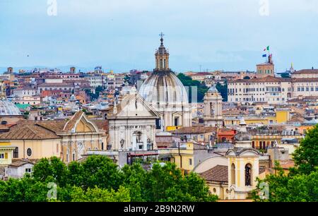 Malerische Aussicht auf die historische Stadt Rom durch die Bäume im Parco del Gianicolo in Terrazza del Gianicolo, Rom Italien Stockfoto