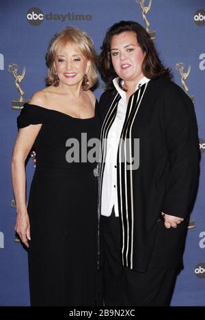 Barbara Walters, Rosie O'Donnell bei den 33. Jährlichen Daytime Emmy Awards - Pressesaal im Kodak Theatre in Hollywood, CA. Die Veranstaltung fand am Freitag, den 28. April 2006 statt. Foto von: SBM / PictureLux - Aktenzeichen # 33984-11885SBMPLX Stockfoto