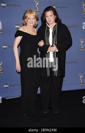 Barbara Walters, Rosie O'Donnell bei den 33. Jährlichen Daytime Emmy Awards - Pressesaal im Kodak Theatre in Hollywood, CA. Die Veranstaltung fand am Freitag, den 28. April 2006 statt. Foto von: SBM / PictureLux - Aktenzeichen # 33984-11888SBMPLX Stockfoto