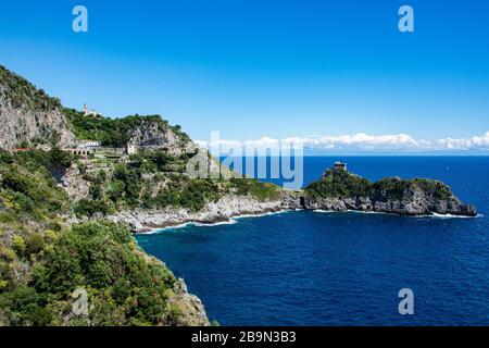 Blick auf die Landzunge und das Meer auf Amalfi Stockfoto