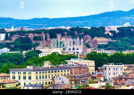 Malerische Aussicht auf die historische Stadt Rom durch die Bäume im Parco del Gianicolo in Terrazza del Gianicolo, Rom Italien Stockfoto