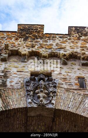 Diese 1277 errichtete dekorative Skulptur auf dem Passetto di Borgo diente historisch gesehen als Flucht vor Gefahr. Rom, Italien Stockfoto