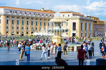 Blick auf den Petersplatz, die Piazza San Pietro Vatikan mit einem Springbrunnen, der von Carlo Maderno und Gian Lorenzo Bernini geschaffen wurde, um den Platz zu schmückt Stockfoto
