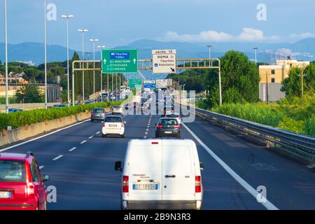 Blick auf die Autostrada A1 oder die Autostrada del Sole in der Nähe der Stadt Rom. Die italienische Autobahn verbindet Mailand über Bologna, Florenz und Rom mit Neapel. Stockfoto