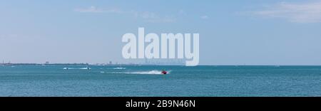 Jet-Skis auf dem Michigansee, mit der Skyline von Chicago in der Ferne, wie aus Whiting, Indiana, USA Stockfoto