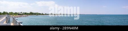 Blick auf den Lakefront Park, mit der Whiting Beach Gazebo Chicago Skyline, von Indiana, USA aus Stockfoto