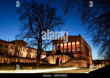 Berlin, Deutschland. März 2020. Die alte Nationalgalerie ist beleuchtet. Die Museen sind wegen des Coronavirus geschlossen. Credit: Britta Pedersen / dpa-Zentralbild / dpa / Alamy Live News Stockfoto