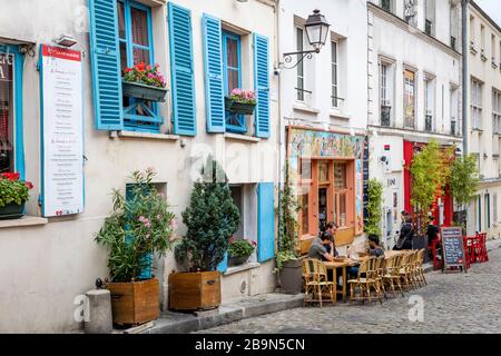 Restaurants im Freien entlang der Rue Poulbot in Montmartre, Paris, Frankreich Stockfoto