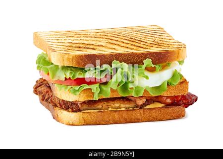 Clubsandwich mit gebratenem Huhn, Speck und Ei auf Weiß Stockfoto