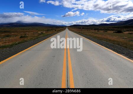 Blick auf die Route 9, in der Nähe der Stadt Punta Arenas, Patagonien, Chile, Südamerika Stockfoto