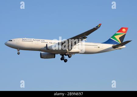 South African Airways Airbus A330 über die endgültige Annäherung an den Flughafen Sao Paulo kommend von Johannesburg. Langstreckenflugzeug als ZS-SXY registriert. Stockfoto