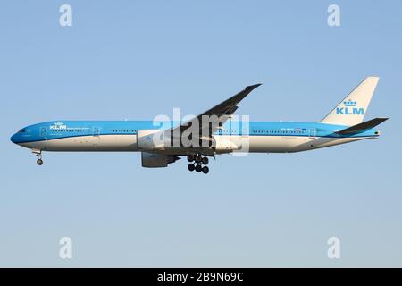 KLM Royal Dutch Airlines Boeing 777 über die endgültige Annäherung an den Flughafen Sao Paulo in Guarulhos, Brasilien eingehend aus Amsterdam. Flugzeug als PH-BVN registriert. Stockfoto