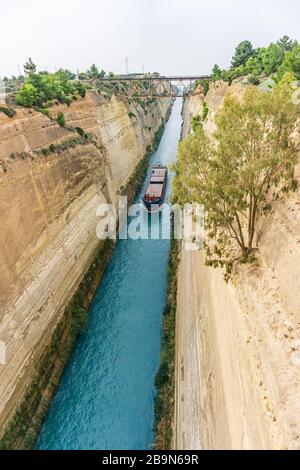 Schiff im Corinth Canal, Griechenland. Luftansicht Stockfoto