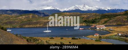 Blick auf das Dorf Estancia Puerto Consuelo, Puerto Natales, Patagonien, Chile, Südamerika Stockfoto