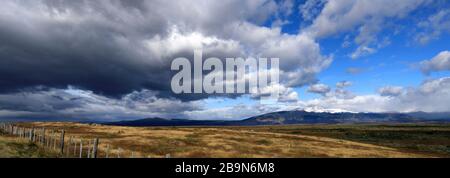 Dramatische Wolken über der Wüste Patagonia Steppe, in der Nähe der Stadt Puerto Natales, Patagonien, Chile, Südamerika Stockfoto