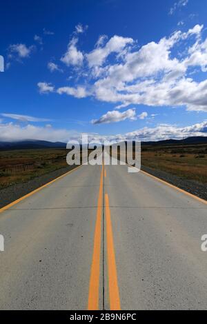 Blick auf die Route 9, in der Nähe der Stadt Punta Arenas, Patagonien, Chile, Südamerika Stockfoto