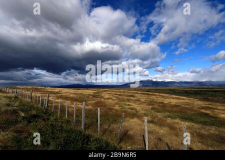 Dramatische Wolken über der Wüste Patagonia Steppe, in der Nähe der Stadt Puerto Natales, Patagonien, Chile, Südamerika Stockfoto