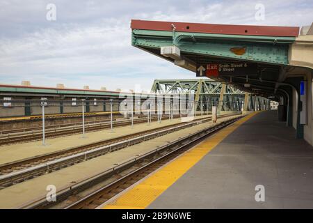 Leere U-Bahnsteige, die normalerweise um 9 Uhr morgens mit Leuten besetzt sind, die nach Manhattan fahren, während die Stadt sich für eine offizielle Sperrung bereit macht. Stockfoto