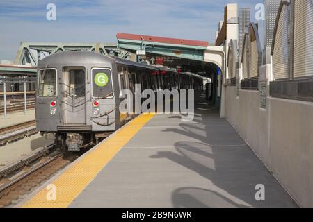 Leere U-Bahn-Bahnsteige, die normalerweise um 9 Uhr morgens mit Leuten besetzt sind, die nach Manhattan fahren, während die Stadt aufgrund des Coronavirus zu einer offiziellen Sperrung bereit wird. Stockfoto