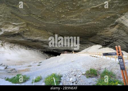 Menschen in der Mylodon Cave (Cueva del Milodon Natural Monument), der Stadt Puerto Natales, Patagonien, Chile, Südamerika Stockfoto