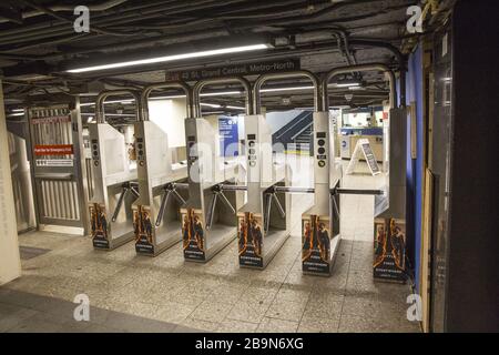 Die U-Bahn-Station Grand Central 42nd Street, die normalerweise immer besetzt ist, steht heute mit dem Aufstieg des Coronavirus und der Sperrung in New York meist leer. Stockfoto