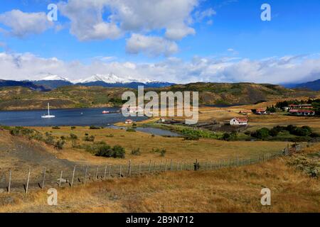 Blick auf das Dorf Estancia Puerto Consuelo, Puerto Natales, Patagonien, Chile, Südamerika Stockfoto