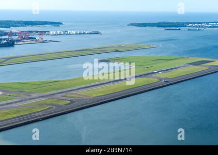 Die Start- und Landebahn des Flughafens wurde in zurückgefordertem Gelände am Sydney Kingsford Smith International Airport (SYD/YSSY), Australien, gebaut. Zurückgeforderten Bereich in Botany Bay. Stockfoto