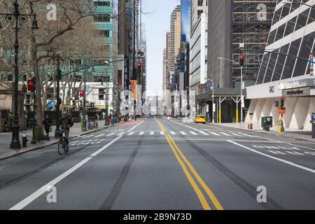 Der Blick nach Westen führte am Bryant Park an der 42nd Street in einer meist menschenleeren Mittelstadt Manhattans vorbei, als die Stadt wegen des Coronavirus für eine offizielle Sperrung einschnürte. Stockfoto