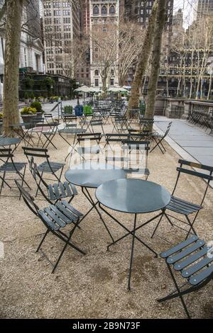 Leere Tische und Stühle rund um den Bryant Park aufgrund der Situation in Coronavirus. Manhattan, NYC. Stockfoto