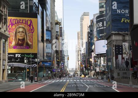 Times Square ist wegen des Coronavirus und der staatlichen Sperrung in New York praktisch leer von Touristen und New Yorkern. Stockfoto