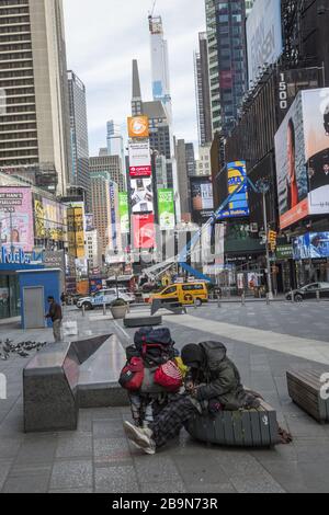 Times Square ist wegen des Coronavirus und der staatlichen Sperrung in New York praktisch leer von Touristen und New Yorkern. Stockfoto