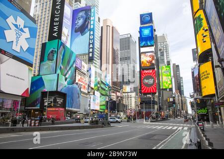 Times Square ist wegen des Coronavirus und der staatlichen Sperrung in New York praktisch leer von Touristen und New Yorkern. Stockfoto