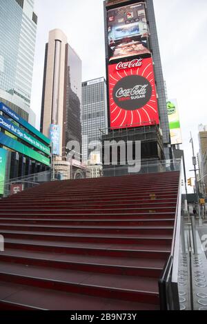 Times Square ist wegen des Coronavirus und der staatlichen Sperrung in New York praktisch leer von Touristen und New Yorkern. Stockfoto