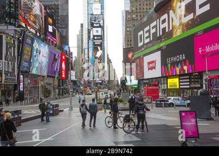 Times Square ist wegen des Coronavirus und der staatlichen Sperrung in New York praktisch leer von Touristen und New Yorkern. Stockfoto