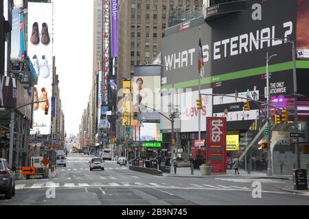 Times Square ist wegen des Coronavirus und der staatlichen Sperrung in New York praktisch leer von Touristen und New Yorkern. Stockfoto