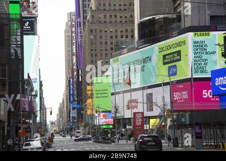 Times Square ist wegen des Coronavirus und der staatlichen Sperrung in New York praktisch leer von Touristen und New Yorkern. Stockfoto