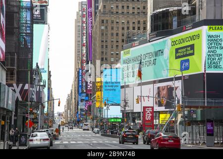 Times Square ist wegen des Coronavirus und der staatlichen Sperrung in New York praktisch leer von Touristen und New Yorkern. Stockfoto